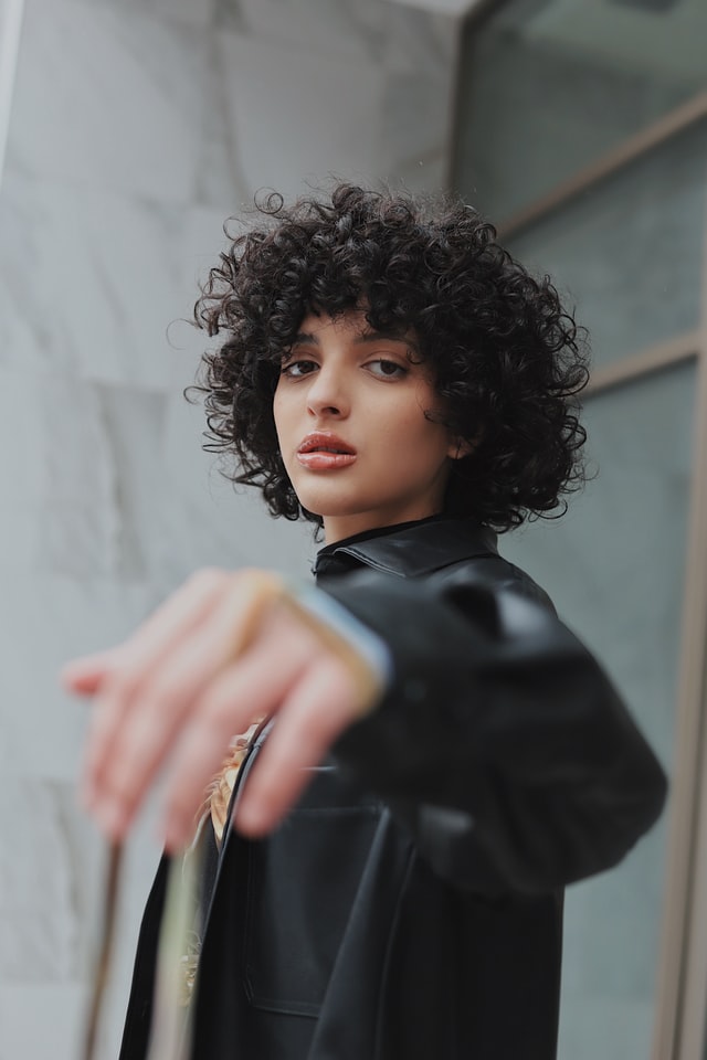 Capelli ricci corti